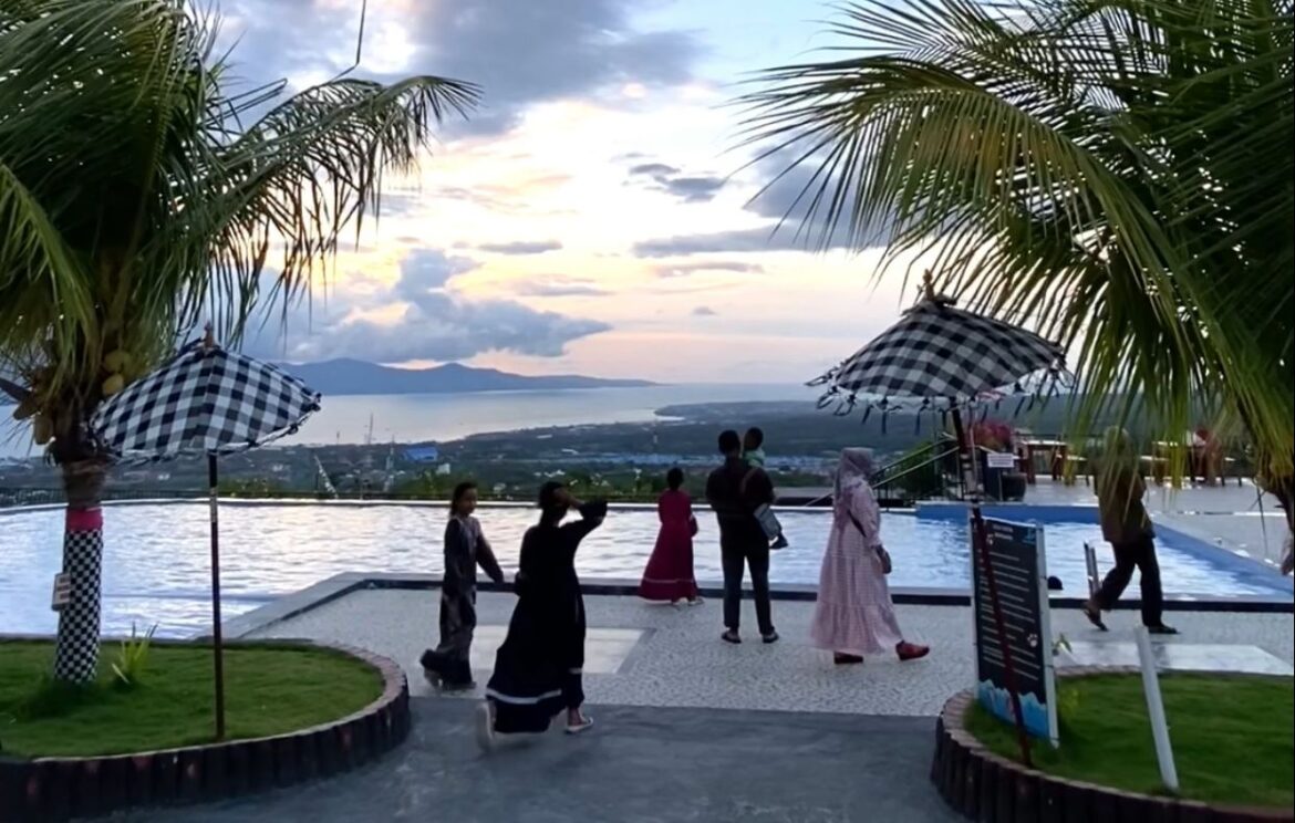 Nikmati Keindahan Teluk dan Gunung dari Puri Vatutela