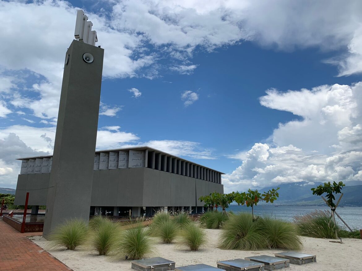 Berkonsep Minimalis, Masjid Islamic Center Nurul Yaqin Dikelilingi Asmaul Husna