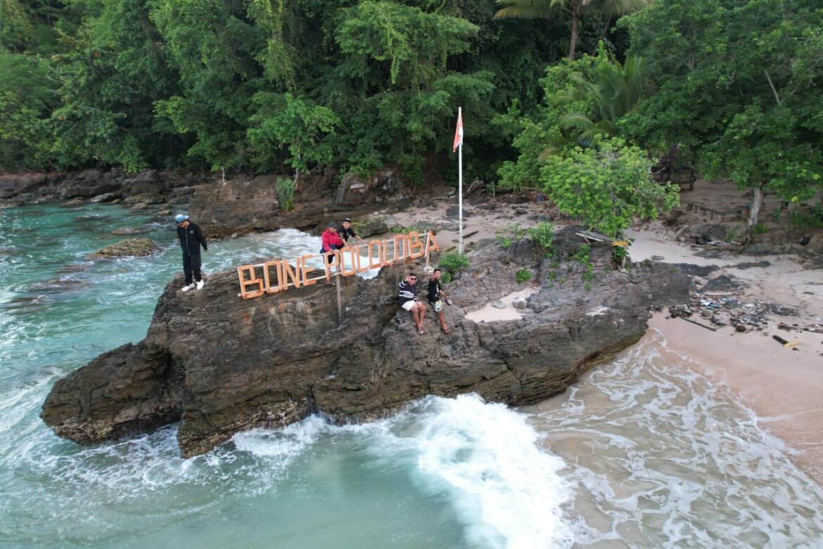 Pantai Bone Puloloba Banggai Kepulauan Miliki Batu Karang Besar Mirip di Bali