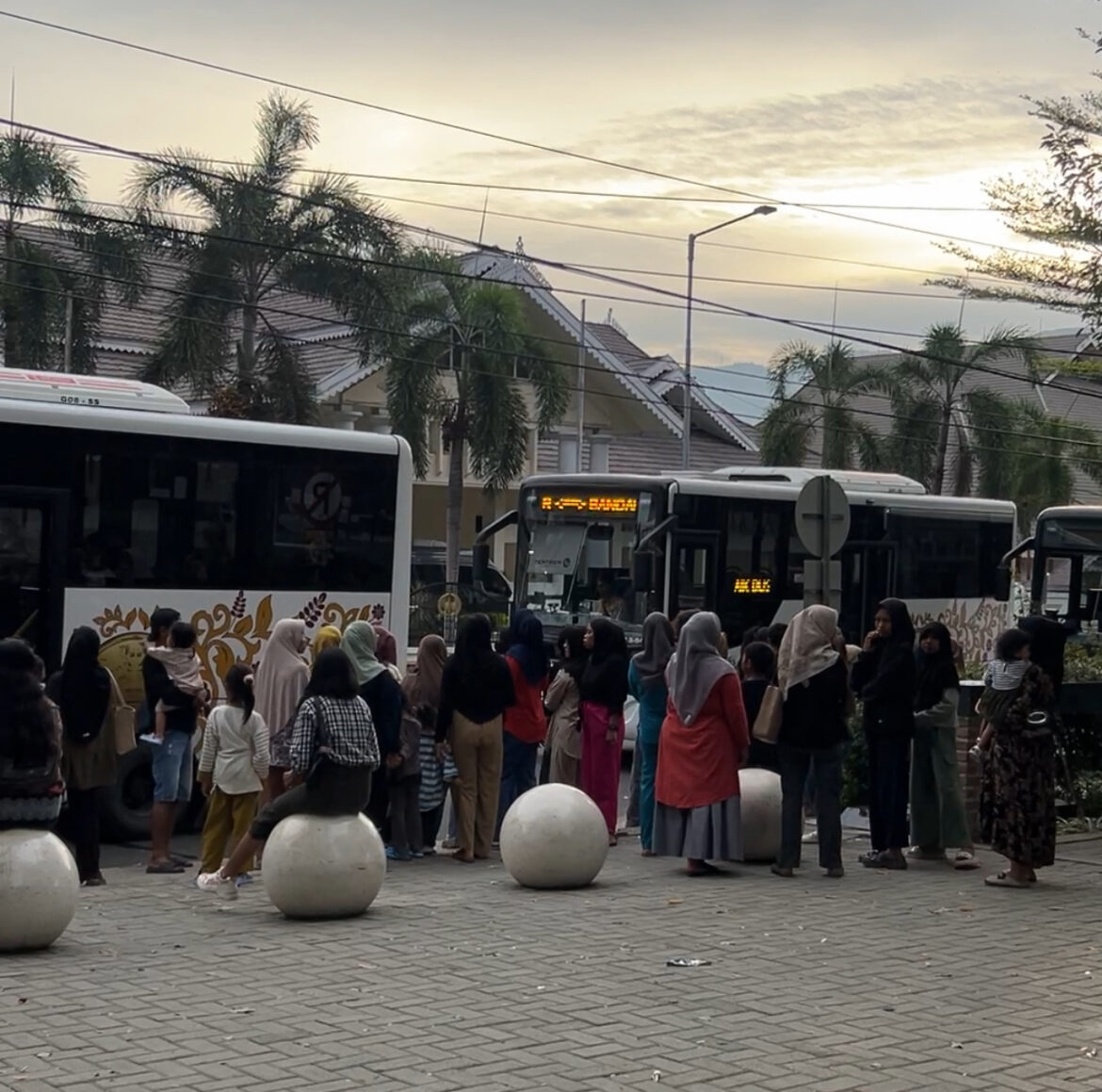Sejumlah warga Kota Palu saat antre menggunakan Bus Trans Palu di Taman Gor belum lama ini. FOTO : SoalPalu